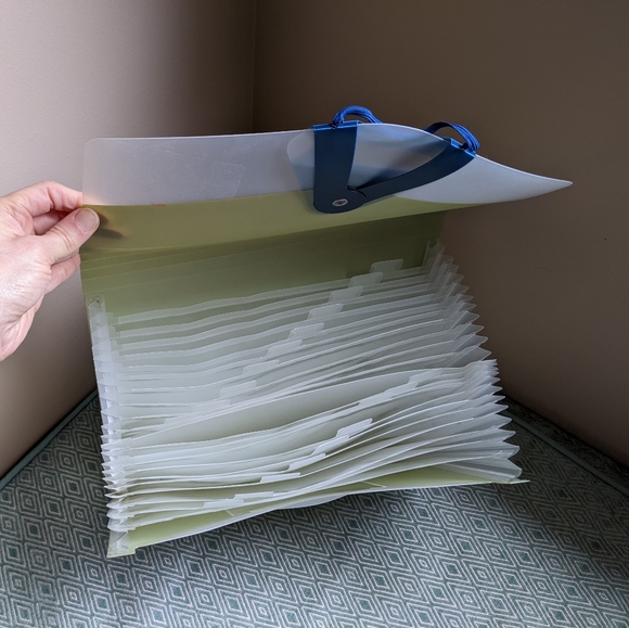 Globe Weis Plastic Accordion File Folder - Picture 5 of 7